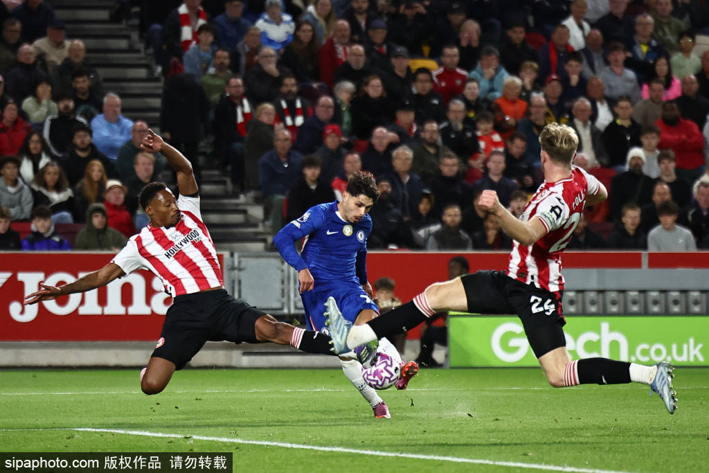 梅西与C罗:两个时代的对决,谁才是足球历史的绝对王者?