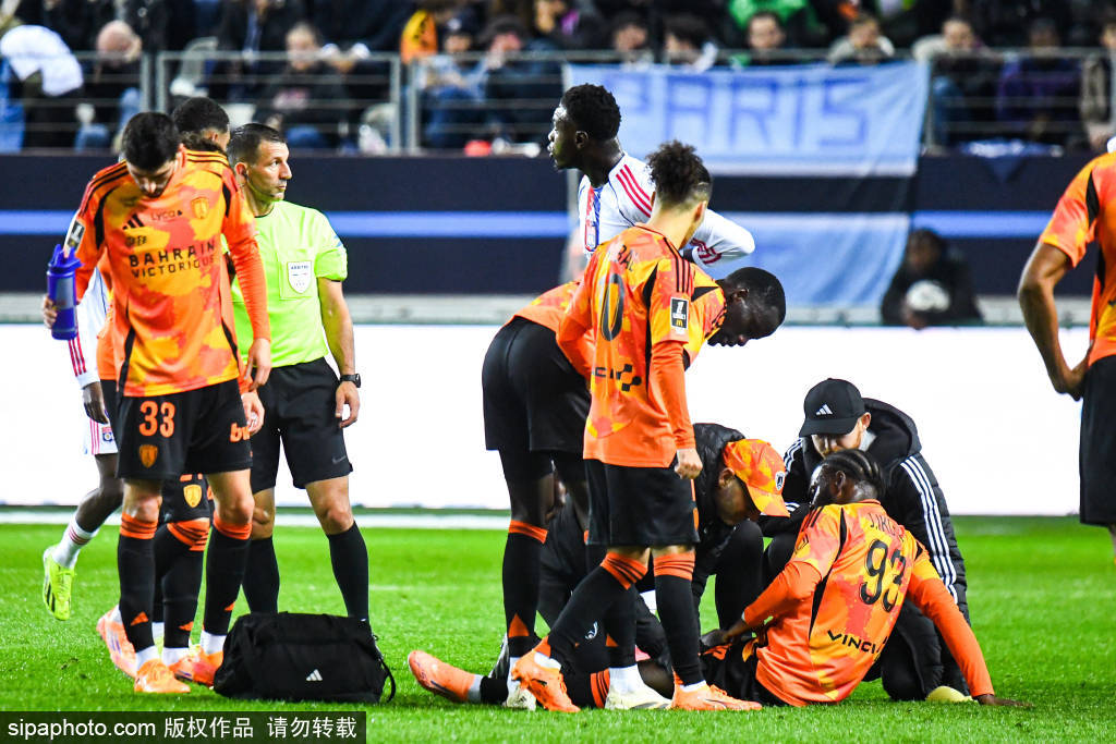 皇马战瓦伦西亚首发出炉!姆巴佩维尼领衔,阿隆索或祭出四中场阵型